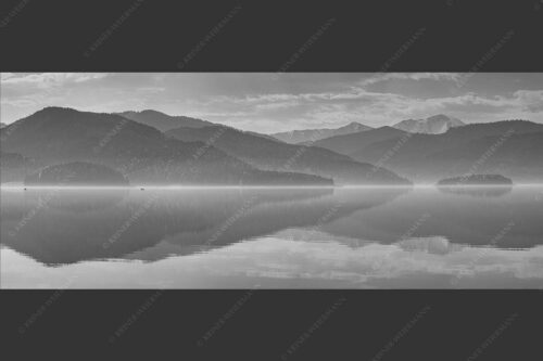 Zu allen Jahreszeiten kann man beeindruckende Stimmungen am Walchensee erleben - Morgenblau 2,5:1 sw -- Morgenstimmung am Walchensee - mehr Infos bei www.Kriner-Weiermann.de