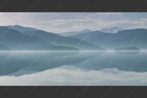 Zu allen Jahreszeiten kann man beeindruckende Stimmungen am Walchensee erleben - Morgenblau 2:1  -- Morgenstimmung am Walchensee - mehr Infos bei www.Kriner-Weiermann.de