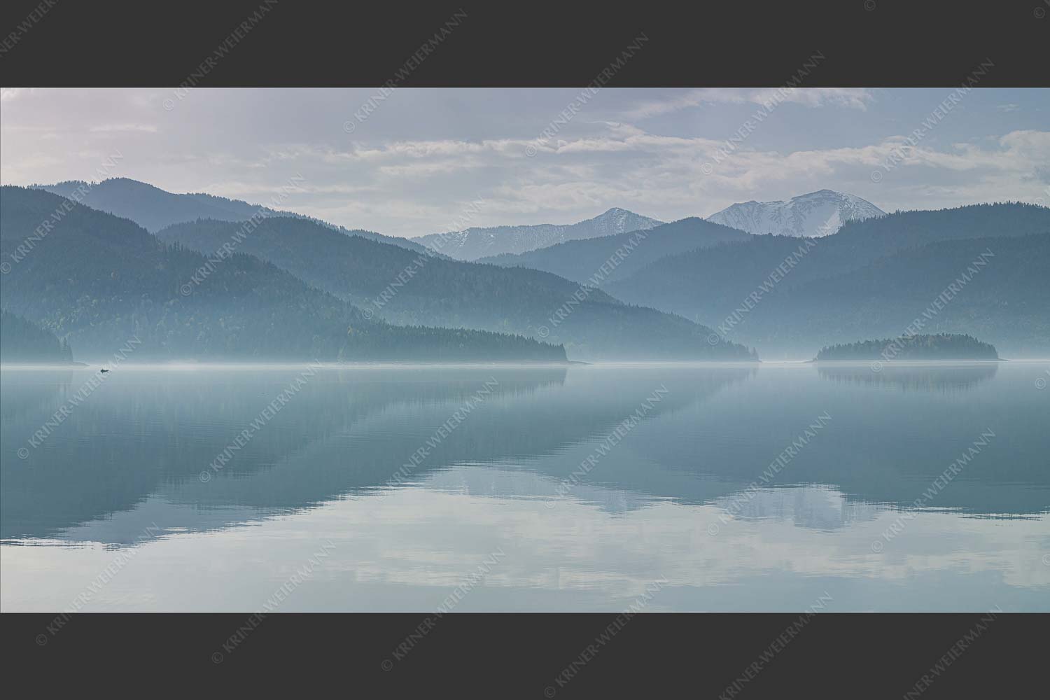 Zu allen Jahreszeiten kann man beeindruckende Stimmungen am Walchensee erleben - Morgenblau 2:1  -- Morgenstimmung am Walchensee - mehr Infos bei www.Kriner-Weiermann.de
