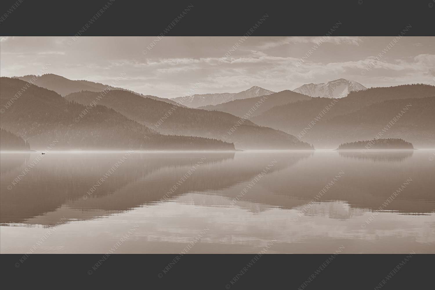 Zu allen Jahreszeiten kann man beeindruckende Stimmungen am Walchensee erleben - Morgenblau 2:1 sepia -- Morgenstimmung am Walchensee - mehr Infos bei www.Kriner-Weiermann.de