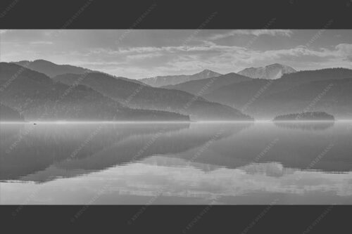 Zu allen Jahreszeiten kann man beeindruckende Stimmungen am Walchensee erleben - Morgenblau 2:1 sw -- Morgenstimmung am Walchensee - mehr Infos bei www.Kriner-Weiermann.de