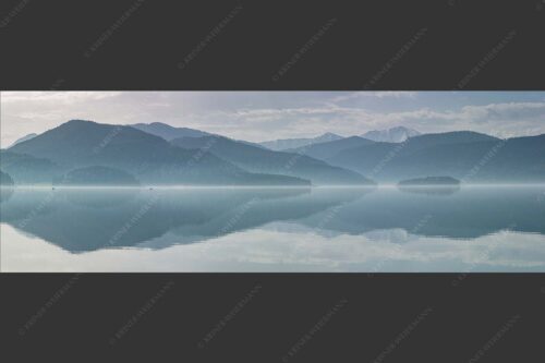 Zu allen Jahreszeiten kann man beeindruckende Stimmungen am Walchensee erleben - Morgenblau 3:1  -- Morgenstimmung am Walchensee - mehr Infos bei www.Kriner-Weiermann.de