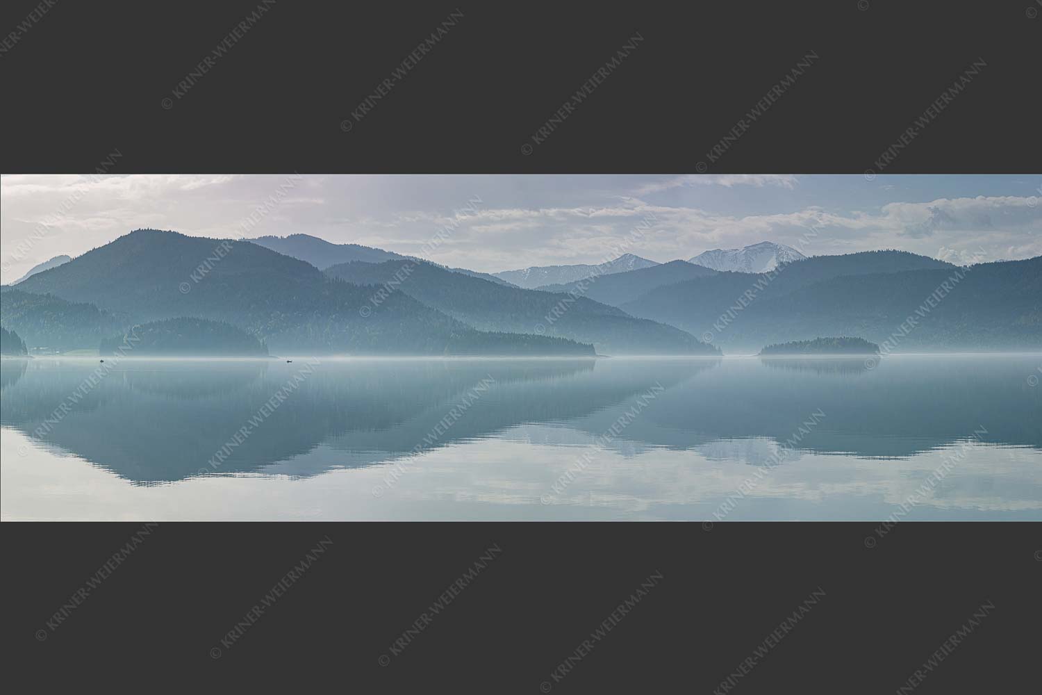 Zu allen Jahreszeiten kann man beeindruckende Stimmungen am Walchensee erleben - Morgenblau 3:1 -- Morgenstimmung am Walchensee - mehr Infos bei www.Kriner-Weiermann.de