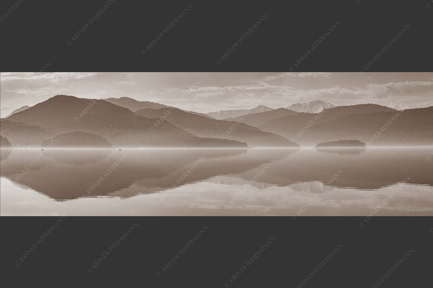 Zu allen Jahreszeiten kann man beeindruckende Stimmungen am Walchensee erleben - Morgenblau 3:1 sepia -- Morgenstimmung am Walchensee - mehr Infos bei www.Kriner-Weiermann.de