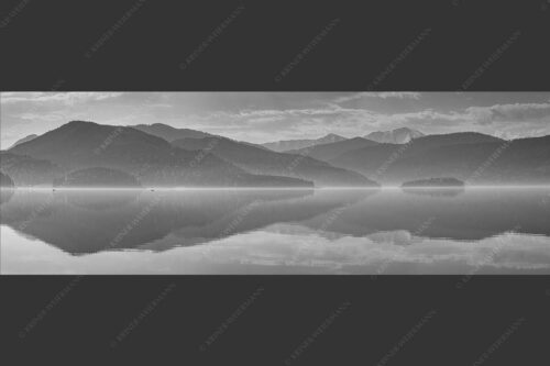 Zu allen Jahreszeiten kann man beeindruckende Stimmungen am Walchensee erleben - Morgenblau 3:1 sw -- Morgenstimmung am Walchensee - mehr Infos bei www.Kriner-Weiermann.de
