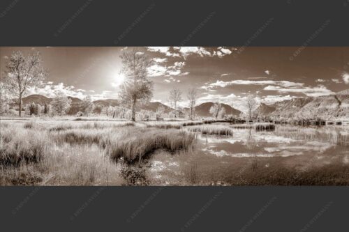 Kleiner Weiher bei Unterammergau mit Blick auf Kofel und Oberammergau - Morgentau 2,5:1 sepia -- Morgenstimmung im Ammertal - mehr Infos bei www.Kriner-Weiermann.de