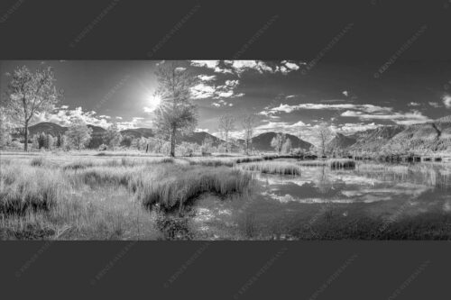 Kleiner Weiher bei Unterammergau mit Blick auf Kofel und Oberammergau - Morgentau 2,5:1 sw -- Morgenstimmung im Ammertal - mehr Infos bei www.Kriner-Weiermann.de