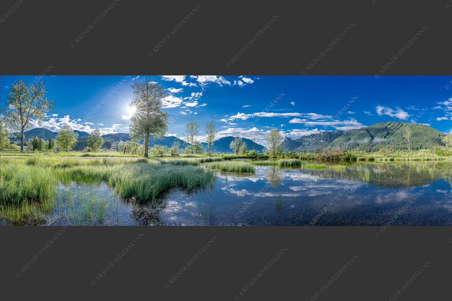 Kleiner Weiher bei Unterammergau mit Blick auf Kofel und Oberammergau - Morgentau 3:1 -- Morgenstimmung im Ammertal - mehr Infos bei www.Kriner-Weiermann.de