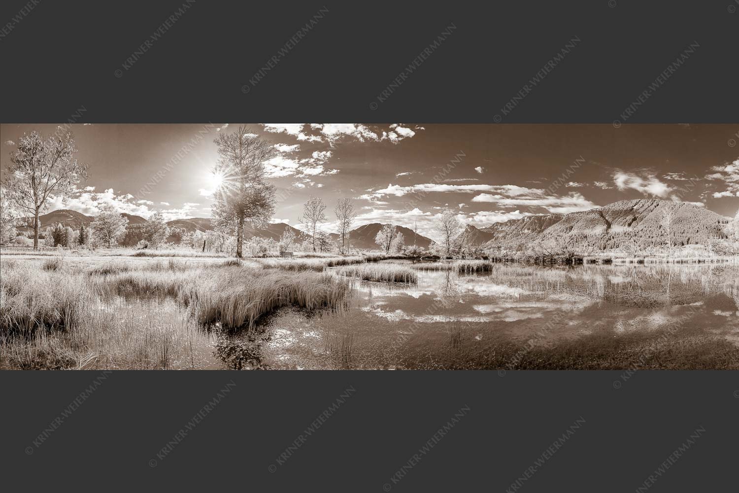 Kleiner Weiher bei Unterammergau mit Blick auf Kofel und Oberammergau - Morgentau 3:1 sepia -- Morgenstimmung im Ammertal - mehr Infos bei www.Kriner-Weiermann.de