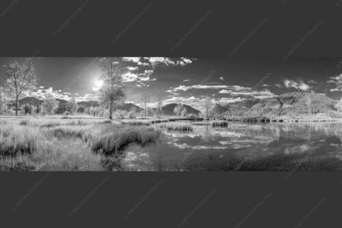 Kleiner Weiher bei Unterammergau mit Blick auf Kofel und Oberammergau - Morgentau 3:1 sw -- Morgenstimmung im Ammertal - mehr Infos bei www.Kriner-Weiermann.de