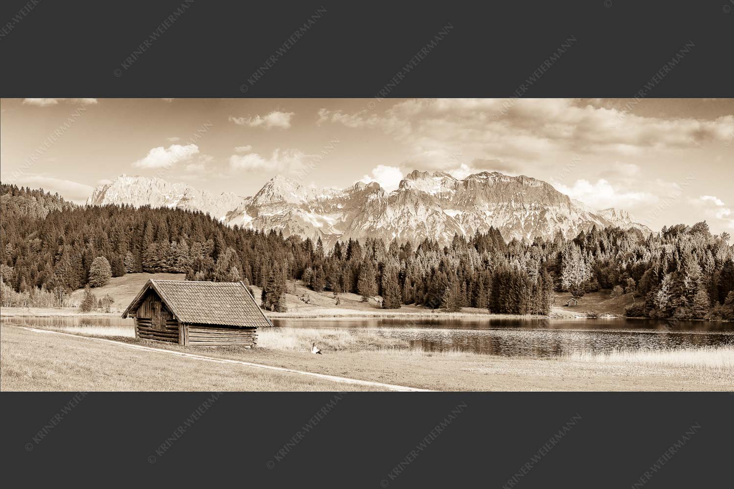 Blick über den Geroldsee zum Wörner, Tiefkar- und Westlicher Karwendelspitze - Nachlesen 2,5:1 sepia -- Geroldsee mit Wörner und Tiefkarspitze - mehr Infos bei www.Kriner-Weiermann.de