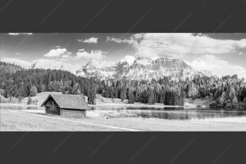Blick über den Geroldsee zum Wörner, Tiefkar- und Westlicher Karwendelspitze - Nachlesen 2,5:1 sw -- Geroldsee mit Wörner und Tiefkarspitze - mehr Infos bei www.Kriner-Weiermann.de