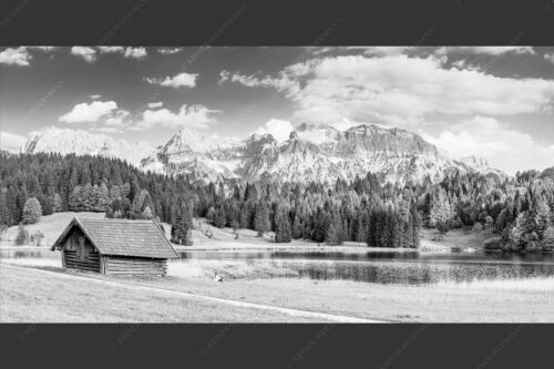 Blick über den Geroldsee zum Wörner, Tiefkar- und Westlicher Karwendelspitze - Nachlesen 2:1 sw -- Geroldsee mit Wörner und Tiefkarspitze - mehr Infos bei www.Kriner-Weiermann.de