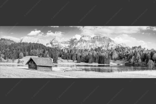 Blick über den Geroldsee zum Wörner, Tiefkar- und Westlicher Karwendelspitze - Nachlesen 3:1 sw -- Geroldsee mit Wörner und Tiefkarspitze - mehr Infos bei www.Kriner-Weiermann.de