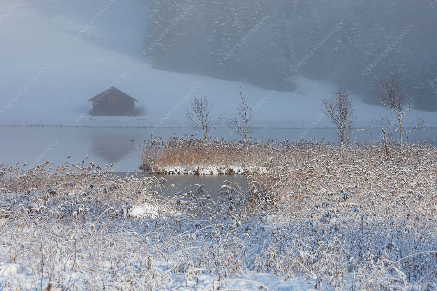 Wohltuende Ruhe nach den ersten Schneefällen am Geroldsee bei Krün - November Morgen 3:2 -- Heustadel am Gerroldsee - mehr Infos bei www.Kriner-Weiermann.de