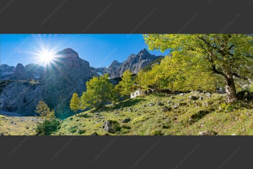 Herbstfärbung an der Oberreintalhütte mit Sonnenuntergang am Oberreintalturm im Wetterstein - Oberreintal 2,5:1  -- Herbst an der Oberreintalhütte - mehr Infos bei www.Kriner-Weiermann.de