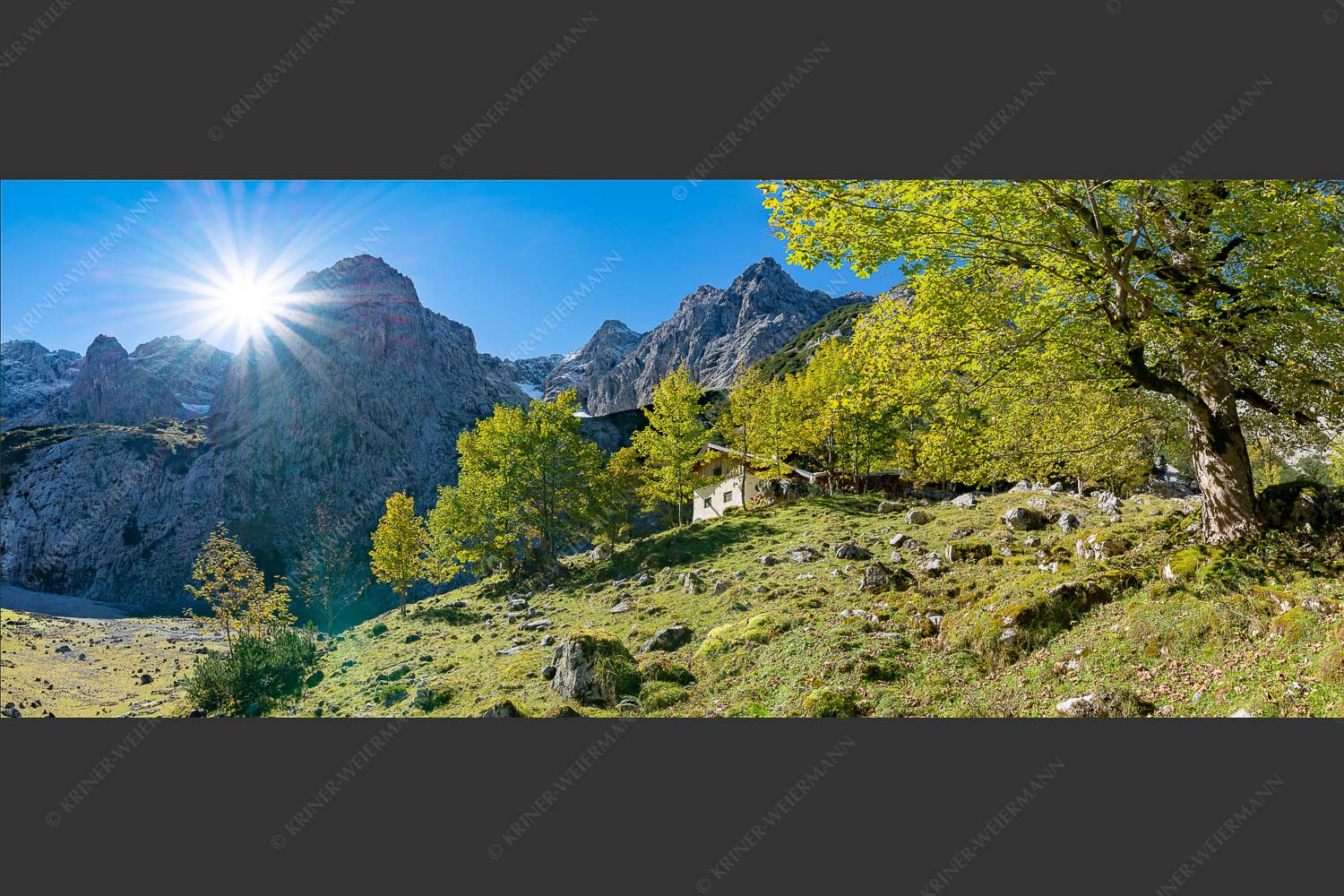 Herbstfärbung an der Oberreintalhütte mit Sonnenuntergang am Oberreintalturm im Wetterstein - Oberreintal 2,5:1 -- Herbst an der Oberreintalhütte - mehr Infos bei www.Kriner-Weiermann.de