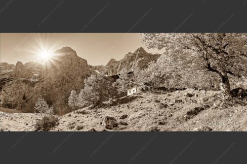 Herbstfärbung an der Oberreintalhütte mit Sonnenuntergang am Oberreintalturm im Wetterstein - Oberreintal 2,5:1 sepia -- Herbst an der Oberreintalhütte - mehr Infos bei www.Kriner-Weiermann.de