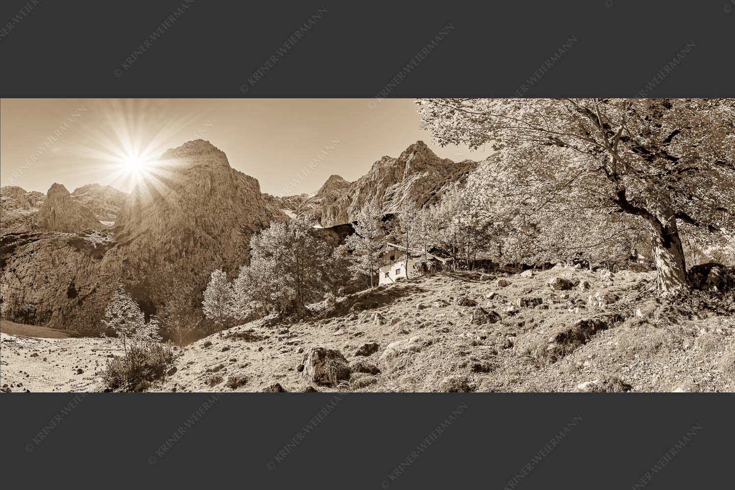 Herbstfärbung an der Oberreintalhütte mit Sonnenuntergang am Oberreintalturm im Wetterstein - Oberreintal 2,5:1 sepia -- Herbst an der Oberreintalhütte - mehr Infos bei www.Kriner-Weiermann.de