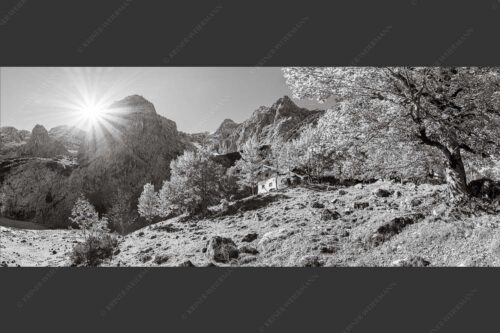 Herbstfärbung an der Oberreintalhütte mit Sonnenuntergang am Oberreintalturm im Wetterstein - Oberreintal 2,5:1 sw -- Herbst an der Oberreintalhütte - mehr Infos bei www.Kriner-Weiermann.de