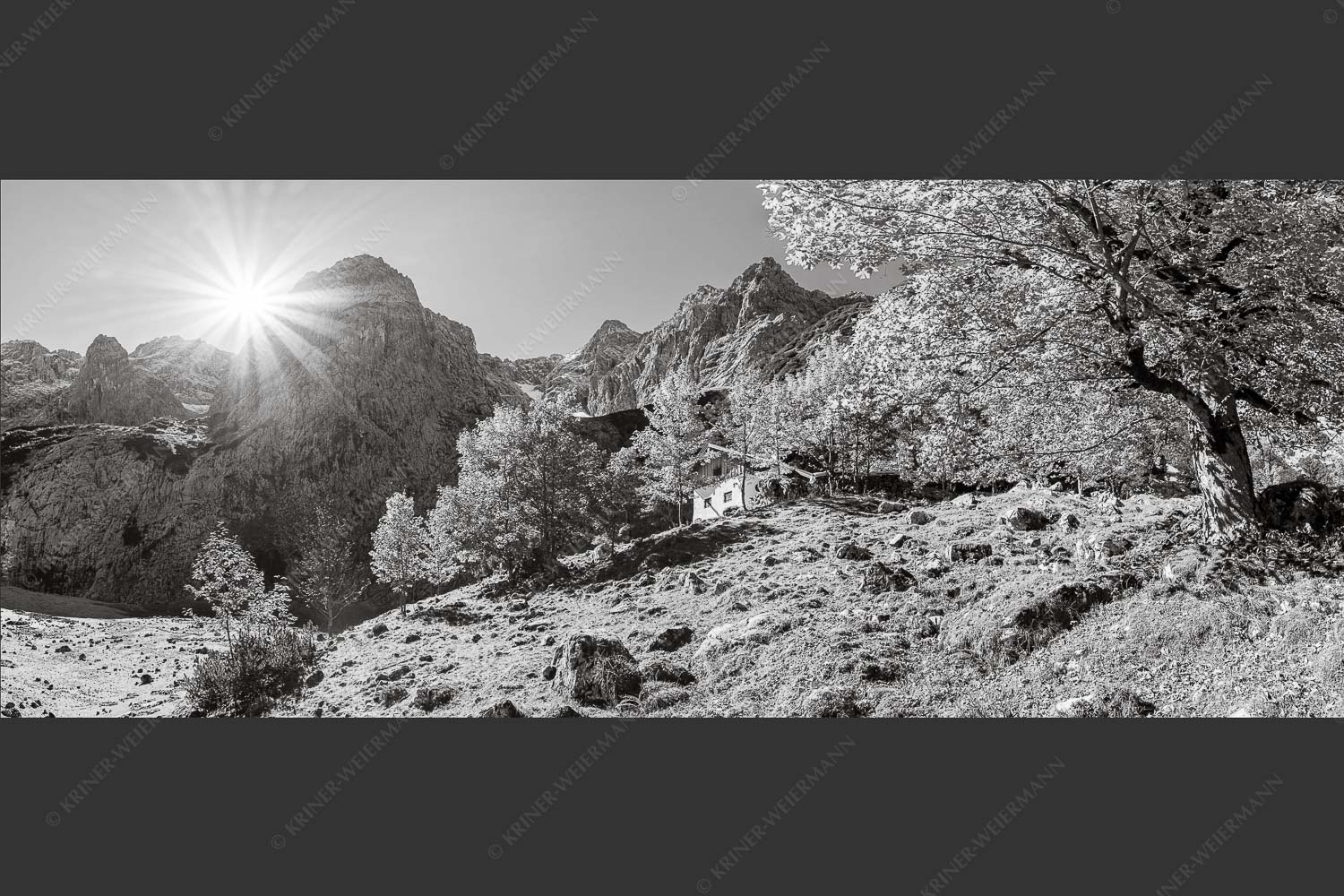 Herbstfärbung an der Oberreintalhütte mit Sonnenuntergang am Oberreintalturm im Wetterstein - Oberreintal 2,5:1 sw -- Herbst an der Oberreintalhütte - mehr Infos bei www.Kriner-Weiermann.de