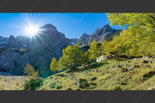 Herbstfärbung an der Oberreintalhütte mit Sonnenuntergang am Oberreintalturm im Wetterstein - Oberreintal 2:1  -- Herbst an der Oberreintalhütte - mehr Infos bei www.Kriner-Weiermann.de