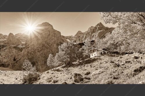 Herbstfärbung an der Oberreintalhütte mit Sonnenuntergang am Oberreintalturm im Wetterstein - Oberreintal 2:1 sepia -- Herbst an der Oberreintalhütte - mehr Infos bei www.Kriner-Weiermann.de