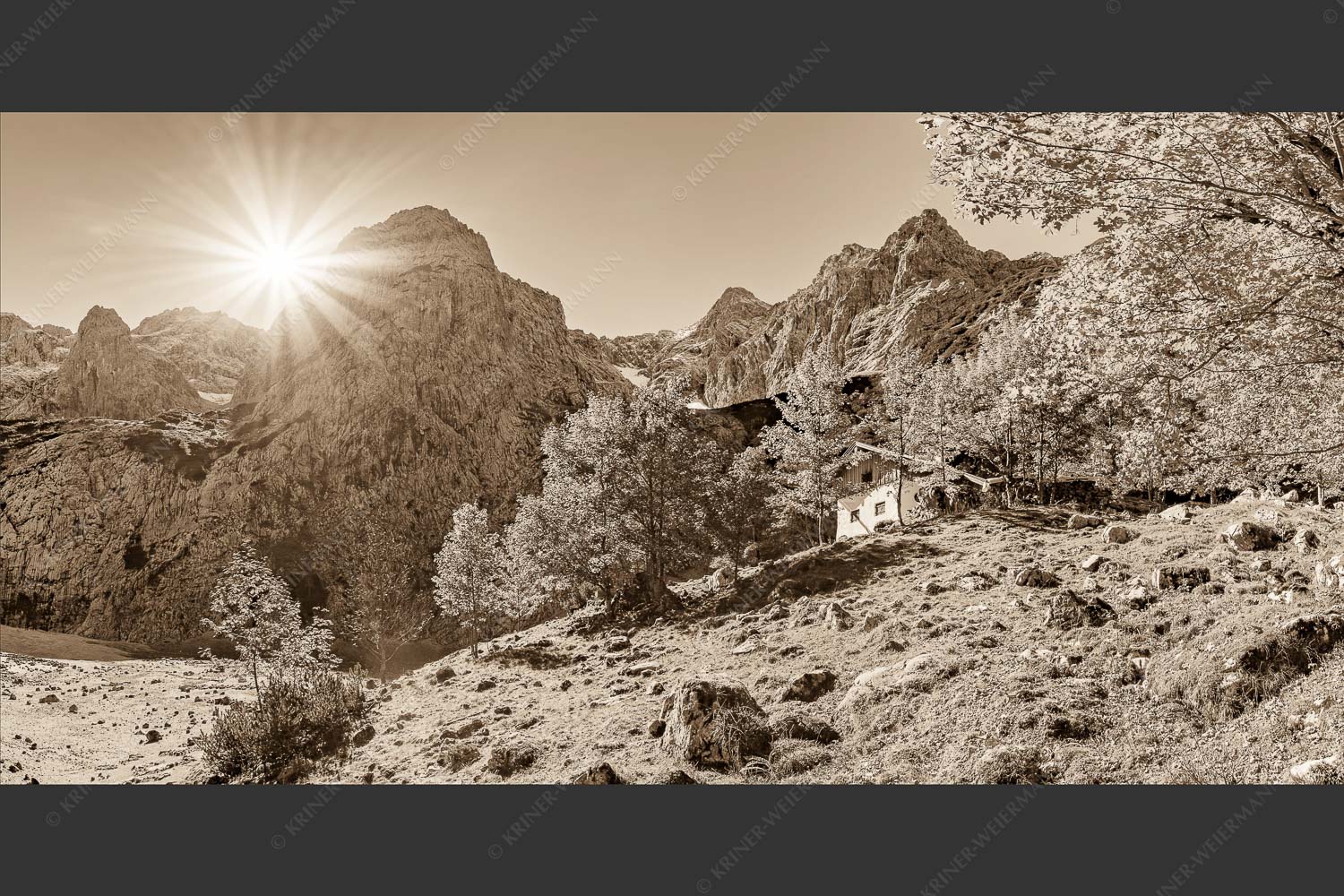 Herbstfärbung an der Oberreintalhütte mit Sonnenuntergang am Oberreintalturm im Wetterstein - Oberreintal 2:1 sepia -- Herbst an der Oberreintalhütte - mehr Infos bei www.Kriner-Weiermann.de