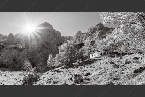 Herbstfärbung an der Oberreintalhütte mit Sonnenuntergang am Oberreintalturm im Wetterstein - Oberreintal 2:1 sw -- Herbst an der Oberreintalhütte - mehr Infos bei www.Kriner-Weiermann.de