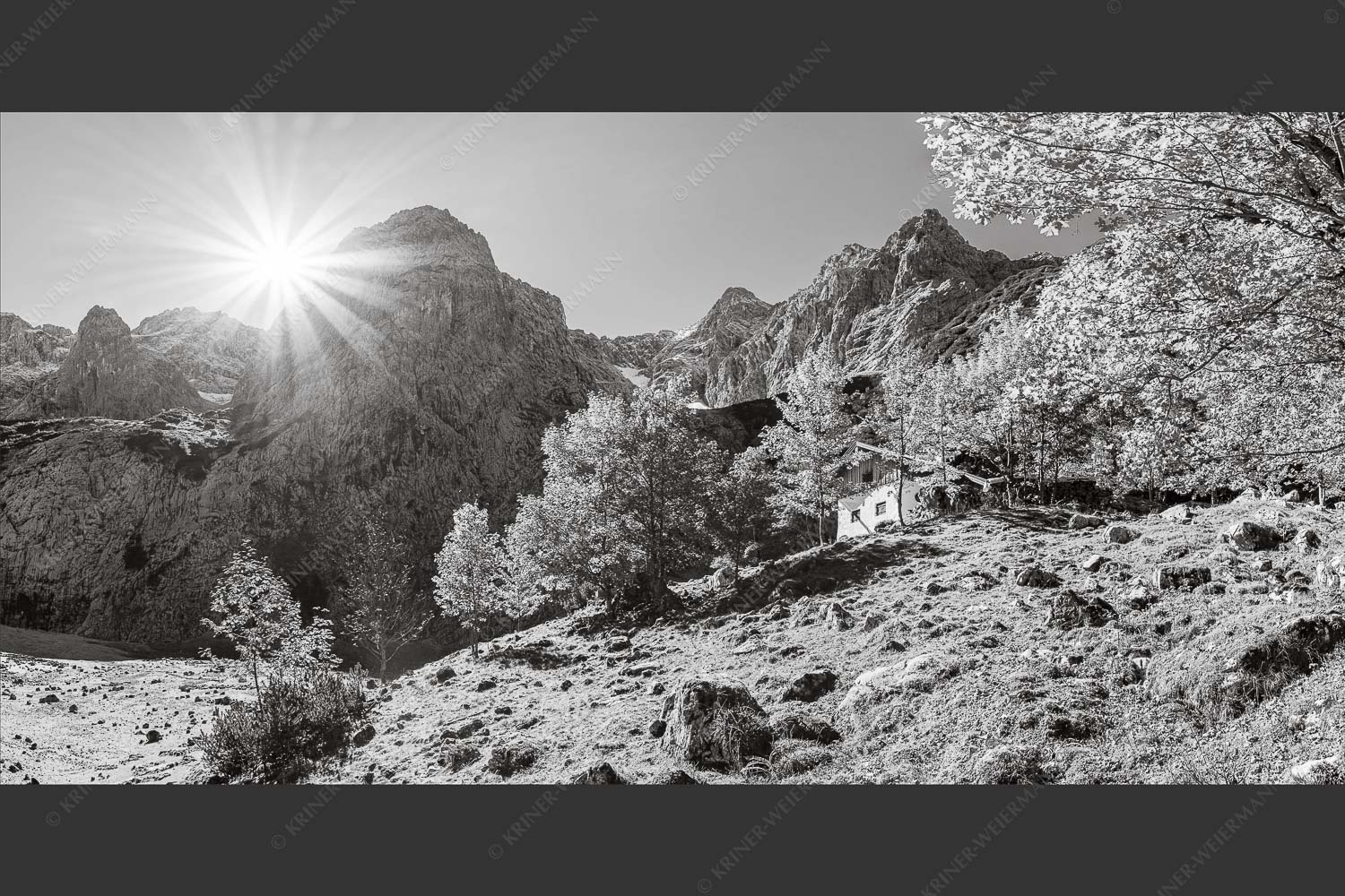 Herbstfärbung an der Oberreintalhütte mit Sonnenuntergang am Oberreintalturm im Wetterstein - Oberreintal 2:1 sw -- Herbst an der Oberreintalhütte - mehr Infos bei www.Kriner-Weiermann.de