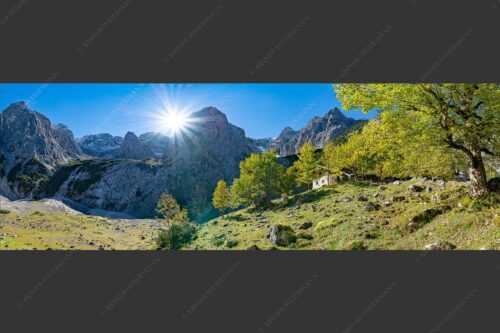 Herbstfärbung an der Oberreintalhütte mit Sonnenuntergang am Oberreintalturm im Wetterstein - Oberreintal 3:1  -- Herbst an der Oberreintalhütte - mehr Infos bei www.Kriner-Weiermann.de