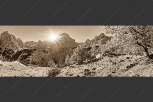 Herbstfärbung an der Oberreintalhütte mit Sonnenuntergang am Oberreintalturm im Wetterstein - Oberreintal 3:1 sepia -- Herbst an der Oberreintalhütte - mehr Infos bei www.Kriner-Weiermann.de