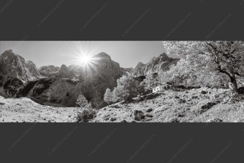 Herbstfärbung an der Oberreintalhütte mit Sonnenuntergang am Oberreintalturm im Wetterstein - Oberreintal 3:1 sw -- Herbst an der Oberreintalhütte - mehr Infos bei www.Kriner-Weiermann.de
