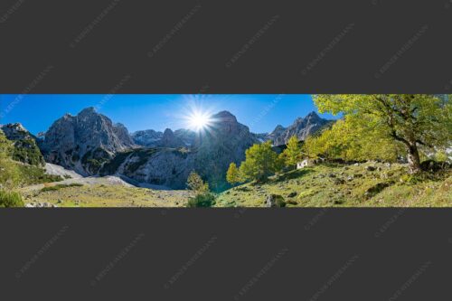 Herbstfärbung an der Oberreintalhütte mit Sonnenuntergang am Oberreintalturm im Wetterstein - Oberreintal 4:1  -- Herbst an der Oberreintalhütte - mehr Infos bei www.Kriner-Weiermann.de