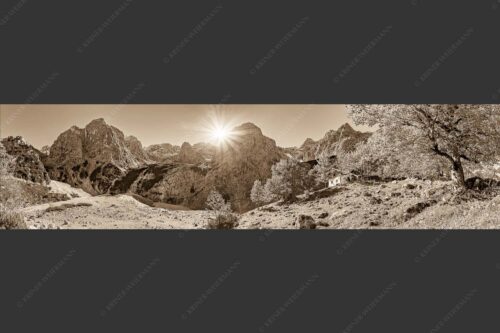Herbstfärbung an der Oberreintalhütte mit Sonnenuntergang am Oberreintalturm im Wetterstein - Oberreintal 4:1 sepia -- Herbst an der Oberreintalhütte - mehr Infos bei www.Kriner-Weiermann.de