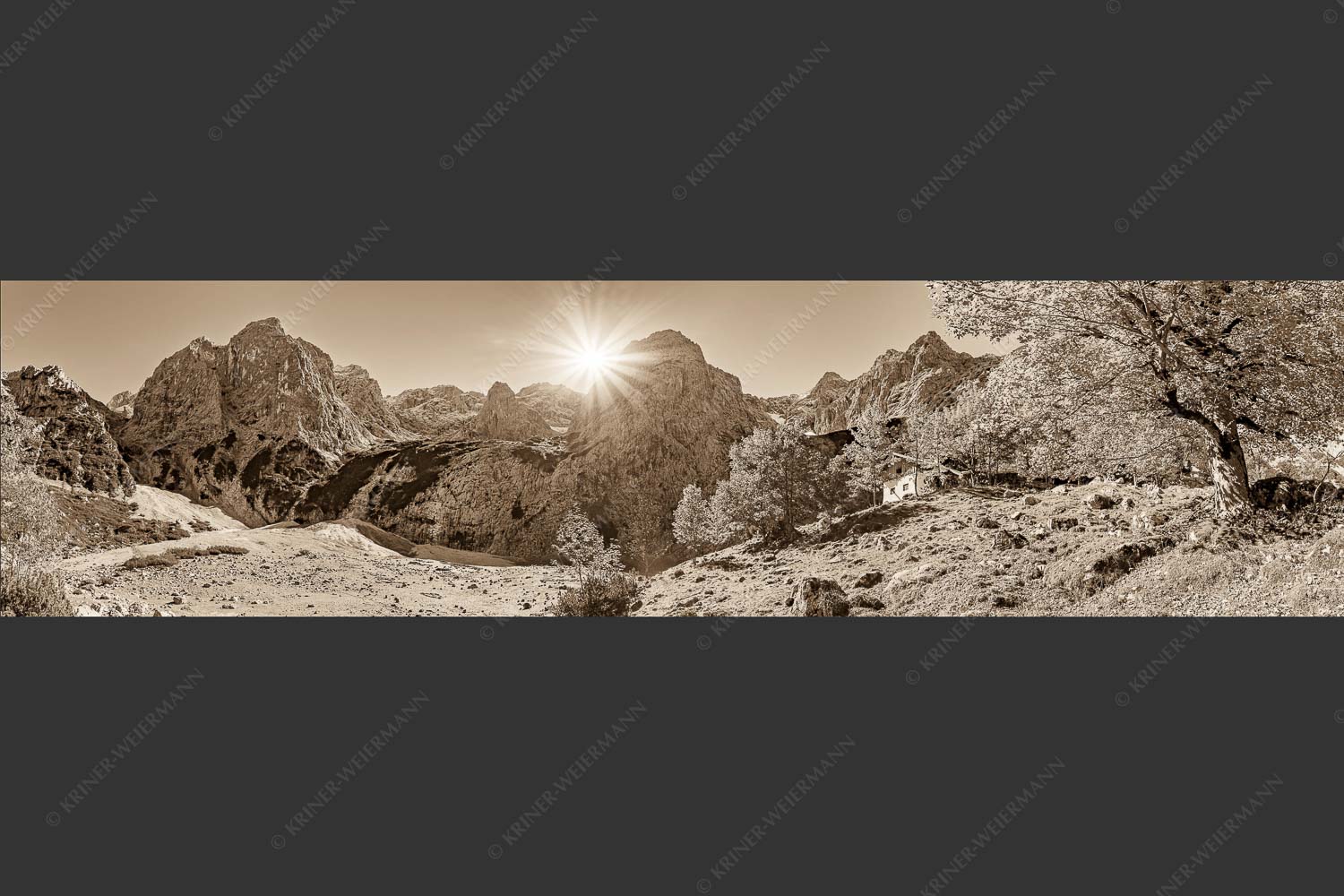 Herbstfärbung an der Oberreintalhütte mit Sonnenuntergang am Oberreintalturm im Wetterstein - Oberreintal 4:1 sepia -- Herbst an der Oberreintalhütte - mehr Infos bei www.Kriner-Weiermann.de