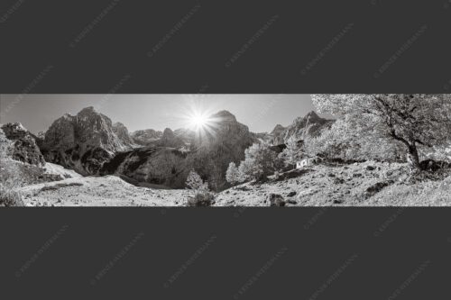 Herbstfärbung an der Oberreintalhütte mit Sonnenuntergang am Oberreintalturm im Wetterstein - Oberreintal 4:1 sw -- Herbst an der Oberreintalhütte - mehr Infos bei www.Kriner-Weiermann.de