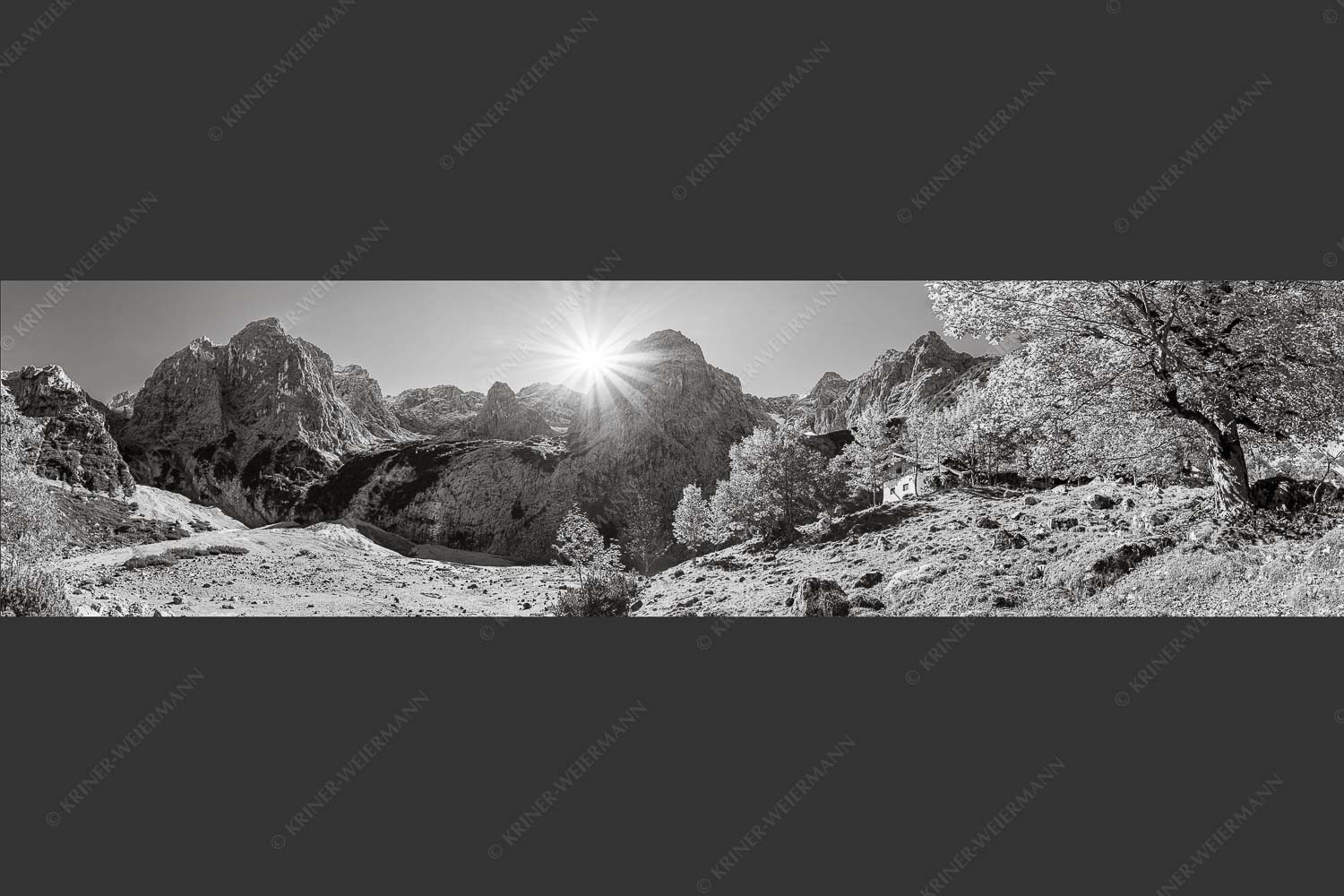 Herbstfärbung an der Oberreintalhütte mit Sonnenuntergang am Oberreintalturm im Wetterstein - Oberreintal 4:1 sw -- Herbst an der Oberreintalhütte - mehr Infos bei www.Kriner-Weiermann.de