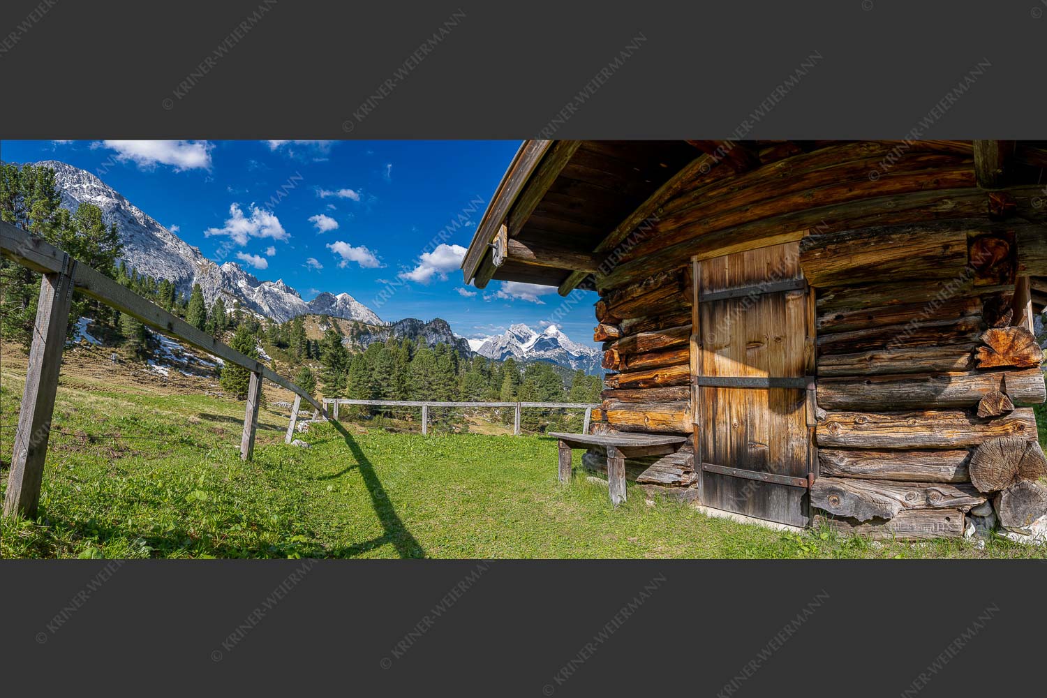 Kleine Almhütte auf der Wetterstein-Nordseite mit Blick auf das Alpsitzmassiv - Oimhütterl 2,5:1 -- Almhütte im Wettersteingebirge - mehr Infos bei www.Kriner-Weiermann.de