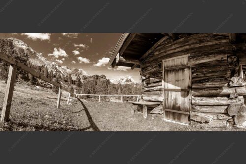 Kleine Almhütte auf der Wetterstein-Nordseite mit Blick auf das Alpsitzmassiv - Oimhütterl 2,5:1 sepia -- Almhütte im Wettersteingebirge - mehr Infos bei www.Kriner-Weiermann.de