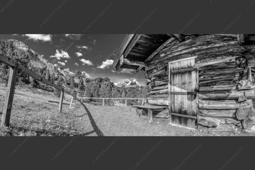 Kleine Almhütte auf der Wetterstein-Nordseite mit Blick auf das Alpsitzmassiv - Oimhütterl 2,5:1 sw -- Almhütte im Wettersteingebirge - mehr Infos bei www.Kriner-Weiermann.de