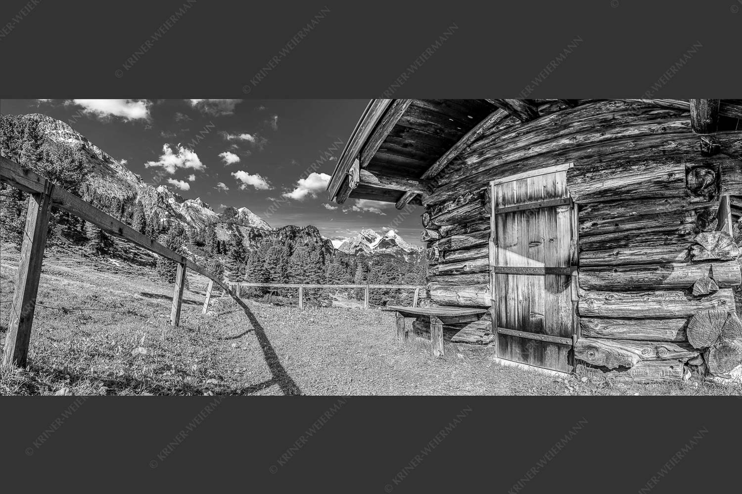 Kleine Almhütte auf der Wetterstein-Nordseite mit Blick auf das Alpsitzmassiv - Oimhütterl 2,5:1 sw -- Almhütte im Wettersteingebirge - mehr Infos bei www.Kriner-Weiermann.de