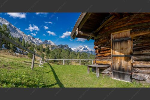 Kleine Almhütte auf der Wetterstein-Nordseite mit Blick auf das Alpsitzmassiv - Oimhütterl 2:1  -- Almhütte im Wettersteingebirge - mehr Infos bei www.Kriner-Weiermann.de