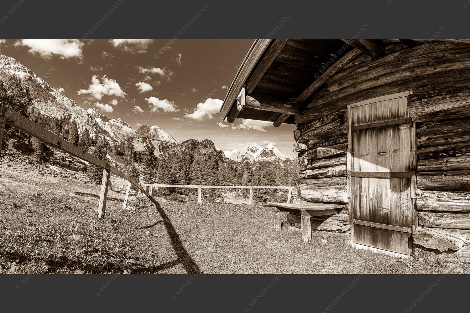 Kleine Almhütte auf der Wetterstein-Nordseite mit Blick auf das Alpsitzmassiv - Oimhütterl 2:1 sepia -- Almhütte im Wettersteingebirge - mehr Infos bei www.Kriner-Weiermann.de