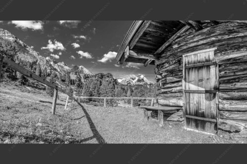 Kleine Almhütte auf der Wetterstein-Nordseite mit Blick auf das Alpsitzmassiv - Oimhütterl 2:1 sw -- Almhütte im Wettersteingebirge - mehr Infos bei www.Kriner-Weiermann.de
