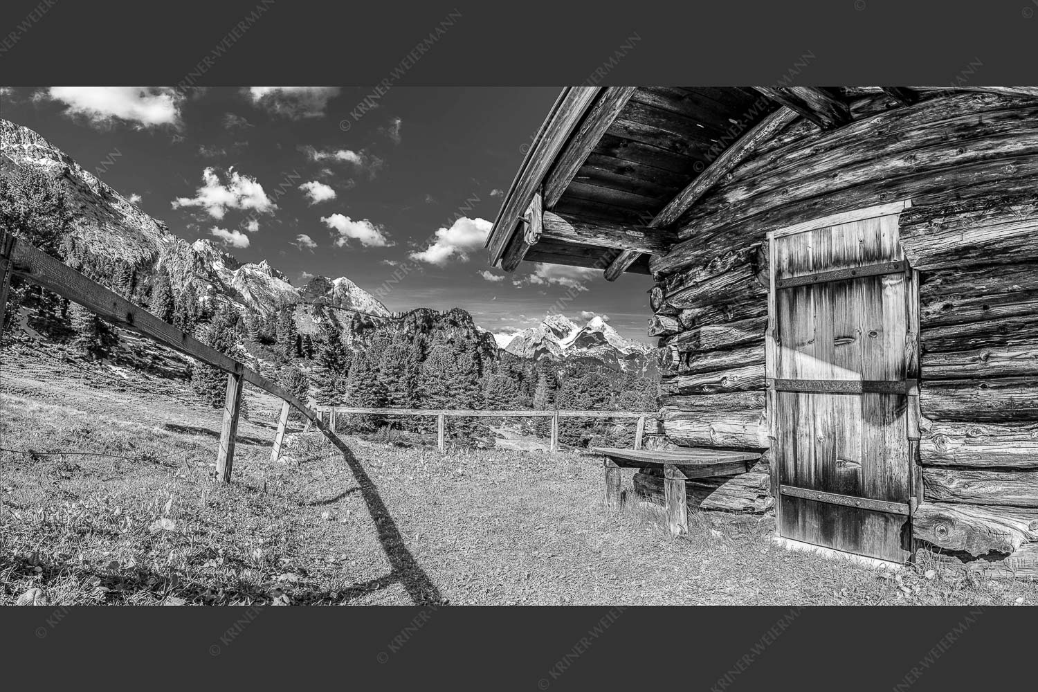 Kleine Almhütte auf der Wetterstein-Nordseite mit Blick auf das Alpsitzmassiv - Oimhütterl 2:1 sw -- Almhütte im Wettersteingebirge - mehr Infos bei www.Kriner-Weiermann.de