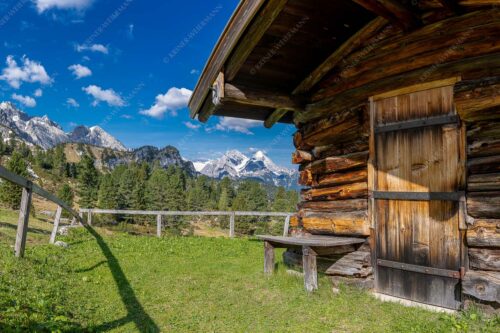 Kleine Almhütte auf der Wetterstein-Nordseite mit Blick auf das Alpsitzmassiv - Oimhütterl 3:2  -- Almhütte im Wettersteingebirge - mehr Infos bei www.Kriner-Weiermann.de