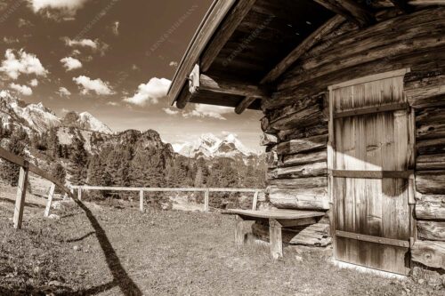 Kleine Almhütte auf der Wetterstein-Nordseite mit Blick auf das Alpsitzmassiv - Oimhütterl 3:2 sepia -- Almhütte im Wettersteingebirge - mehr Infos bei www.Kriner-Weiermann.de