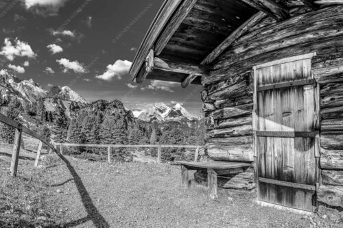Kleine Almhütte auf der Wetterstein-Nordseite mit Blick auf das Alpsitzmassiv - Oimhütterl 3:2 sw -- Almhütte im Wettersteingebirge - mehr Infos bei www.Kriner-Weiermann.de