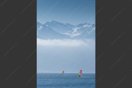 Im Frühling liegt noch Schnee im Soierngebirge, die ersten Surfer sind schon unterwegs - Panoramasurfen 2:3  -- Surfen am Walchensee - mehr Infos bei www.Kriner-Weiermann.de